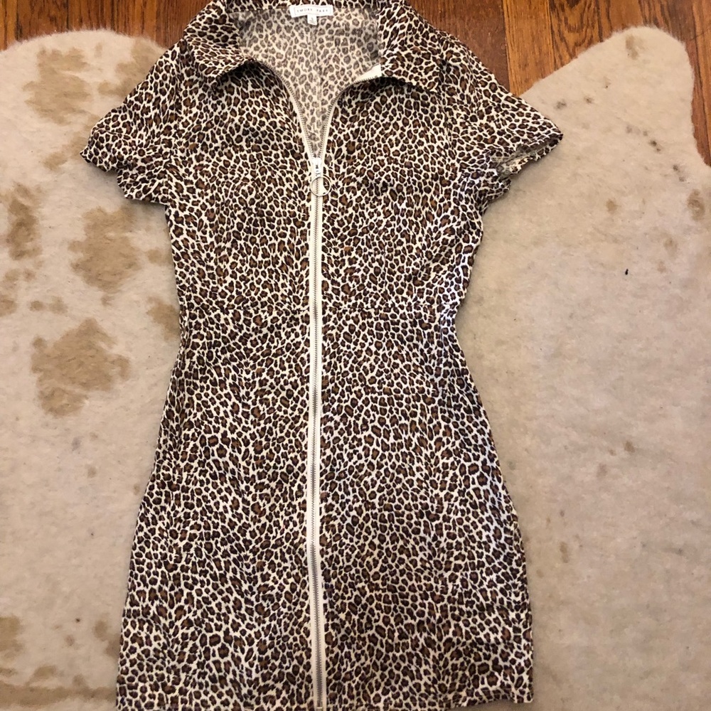 URBAN OUTFITTERS LEOPARD PRINT ZIP UP MINI DRESS WITH STRUCTURED COLLAR